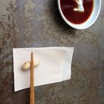 EAT - ピーナッツの箸置き（食べられます）