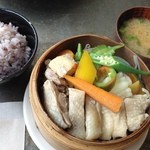 塩こうじ鶏と旬菜のせいろ蒸し定食　９００円（税込）