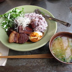 豚ばらのもろみ煮丼　９００円（税込）