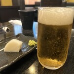 一成 - 板わさ。ビールは瓶です。