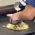 鉄板焼 OMURAYA - そしたら上からつなぎ生地を回し掛けて〜、