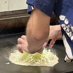 鉄板焼 OMURAYA - その上に千切りキャベツをどっさりと。