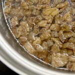 鉄板焼 OMURAYA - そしてこれが長田名物「ぼっかけ」だ！
      牛すじとこんにゃくを甘辛く煮込んだ、秘密の鍋の中を見せてくれました♪♪