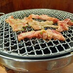 大衆ホルモン肉力屋 - 焼いてます