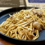 鉄板焼 OMURAYA -  ｳ,ｳﾏ━━━Ψ(°д°;!)━━━ｽ!!!!!
      中太ストレートで艶やかな麵は小麦の風味がしっかり香る♪