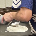 鉄板焼 OMURAYA - さーて、ここからは実況！
      まずは鉄板に生地を丸くのばします。