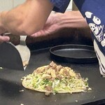 鉄板焼 OMURAYA - その油カスもたっぷり乗せます♪