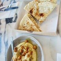 THE APOLLO - 豆のディップとピタパン