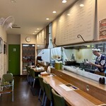 鉄板焼 OMURAYA - カウンターのみの店内はまだオープンから1年半とのことで綺麗♪