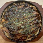 鉄板焼 OMURAYA - うす焼きの完成〜＼＼\\٩( 'ω' )و //／／