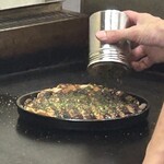 鉄板焼 OMURAYA - 青海苔をふり掛けて〜、