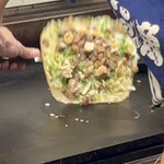 鉄板焼 OMURAYA - ヨッ♪っとひっくり返す！