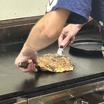 鉄板焼 OMURAYA - テコでたまに押さえながらじっくり焼いたら〜、