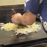 鉄板焼 OMURAYA - 麺と豚もやしを炒め合わせて、