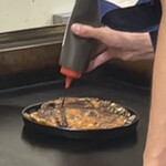 鉄板焼 OMURAYA - 鉄板皿に乗せて長田のばらソースと、