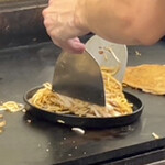 鉄板焼 OMURAYA - 鉄板皿に盛って完成〜＼＼\\٩( 'ω' )و //／／