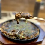 鉄板焼 OMURAYA - 旨みの塊、ぼっかけの甘辛い出汁感、トロットロに蒸しあがったキャベツの甘み、油カスの脂の甘み、、それぞれが調和しながらも、ばらソースの程よい酸味がそれらをギュッと引き締める。。