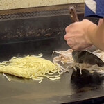 鉄板焼 OMURAYA - 豚ともやしを炒め合わせて〜、