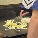 鉄板焼 OMURAYA - 今度は麺を炒めます。
