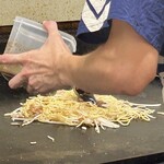 鉄板焼 OMURAYA - ばらソースを掛けていよいよフィニッシュへ。