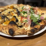 ピッツェリア トラットリア ダ オカピート - おまかせピッツァ　穴子 ンドゥイヤ イエロートマト コーン プロヴォラチーズ & 生ハム ルッコラ イチジク リコッタのメタメタ