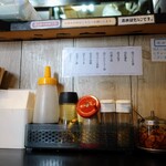 肉汁うどん奥村 - 卓上調味料