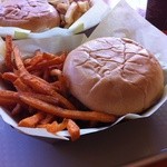 Mahaloha Burger - アボカドバーガーとスイートチリポテト