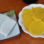 じぃえんとるまん - すずひろの板わさ250円、大根漬け物200円