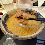 ラーメン スリーエスオー - スープにも角切りチャーシューが入っていました