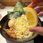 ラーメン スリーエスオー - 麺の方にレモンを絞って味変してみます