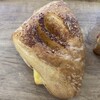 グリンベーカリー - チーズカレークロワッサン。カレーとチーズをサクッとしたクロワッサンで包んでいます。ふんだんにつかわれているチーズが印象的。