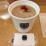 スープストックトーキョー - 栗と十六穀の参鶏湯。
とりあえず駅のホームで。