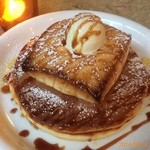 アクイーユ@恵比寿
          #パンケーキ
          はじめは…マシュマロのパンケーキ！おっきな焦がしマシュマロどーん！バターどーん！
          ふっかふっかで生地の色の濃いのもいいヾ(öᴗ<๑)｡ஐஃ
          
          マシュマロに入刀すると…中からとろ〜り♡マシュマロがでてきます！
          
          まだまだこれでは終わらない‼︎