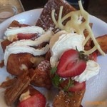 まだまだこれでは終わらない‼︎
          #パンケーキ
          お次は…この時期限定のいちごドーナツパンケーキ！
          パンケーキ生地を揚げたのとサクサクパイもあって、フレンチトーストのまわりがサクサクさせたかんじ(❁´◡`❁)
          限定というところにグッときてしまいましたー( ๑╹◟ ॢ ˂̶͈๑ )♡
          
          またまた食べ過ぎーー੯ू•́ू ໒وو꒱
          