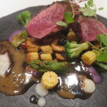 エクアトゥール - ルーアン鴨のロースト（赤ワインのソースと紫芋のピューレ） 