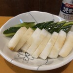 もつ焼きとん兵衛 - 自家製おしんこ　デフォで味の素ふってあるよ。クセになる感じ（笑）