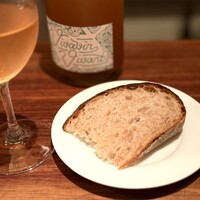 エノテカ・ベルベルバール - 自家製ロゼスパークリングとパン。