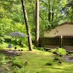 旧軽井沢Cafe 涼の音 - 黒いパラソルは喫煙所です