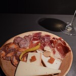 308244894 - 生ハム、チーズの盛り合わせ