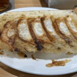 中華居酒屋 かれんこ - 餃子パリパリでジューシーです。