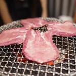 炭火焼肉ホルモンさわいし - 黒毛和牛上タン塩