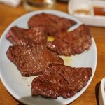 炭火焼肉ホルモンさわいし - モミダレ2度付けし、最後の仕上げで焼く