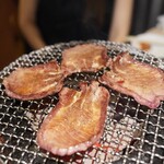 炭火焼肉ホルモンさわいし - 黒毛和牛上タン塩