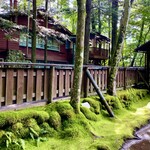 旧軽井沢Cafe 涼の音 - 室生犀星記念館の塀越しの涼の音さん