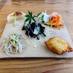 おおむろ軽食堂 - 『伊豆わさび麦とろ丼（1760円税込）』『前菜5種プレート』