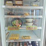 marma me - 冷藏櫃中的沙拉等