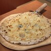 Pizzeria Trattoria PECORINO - クワトロフォルマッジゆずみつ添え