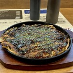 鉄板焼 OMURAYA - ◾️すじカスやき（¥1,200税込）
                                すじこんのぼっかけと油カスを具にした長田名物うす焼きです♪