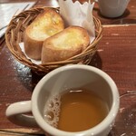 マリスコ - お通しのバケットとオニオンスープ