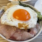 ボナペティ - 琉球すぎ＆海ぶどう丼に目玉焼き